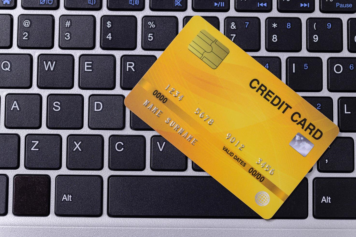 tarjeta de crédito amarilla en llaves foto