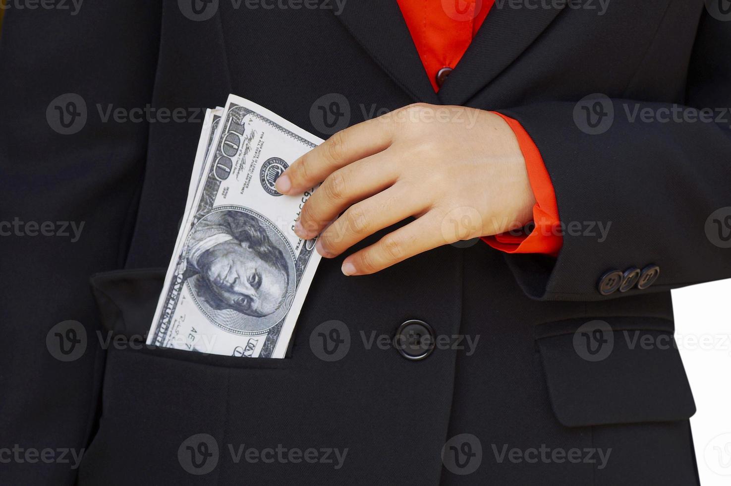 hombre poniendo dinero en el bolsillo de un traje foto