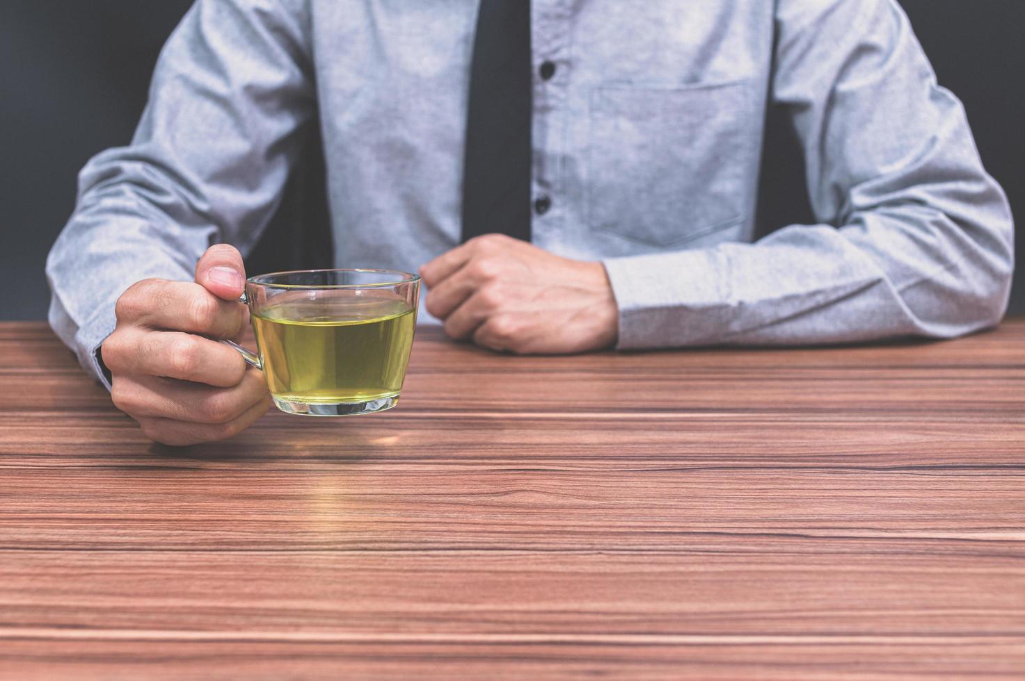 hombre con taza de te foto