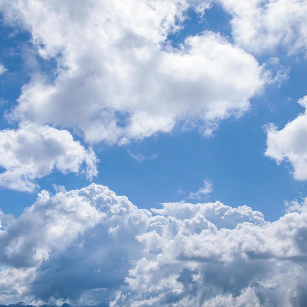 nubes blancas en el cielo foto