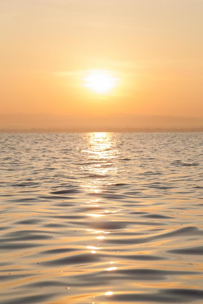 amanecer sobre el mar foto