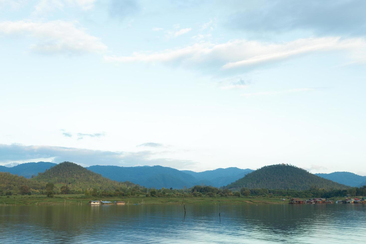 presa de agua en las montañas foto