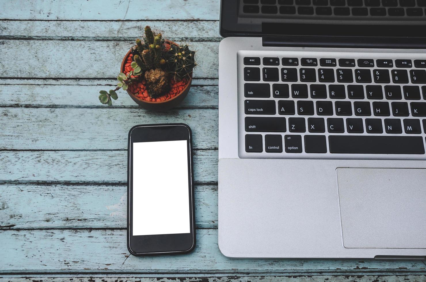 computadora portátil y teléfono inteligente en una mesa foto