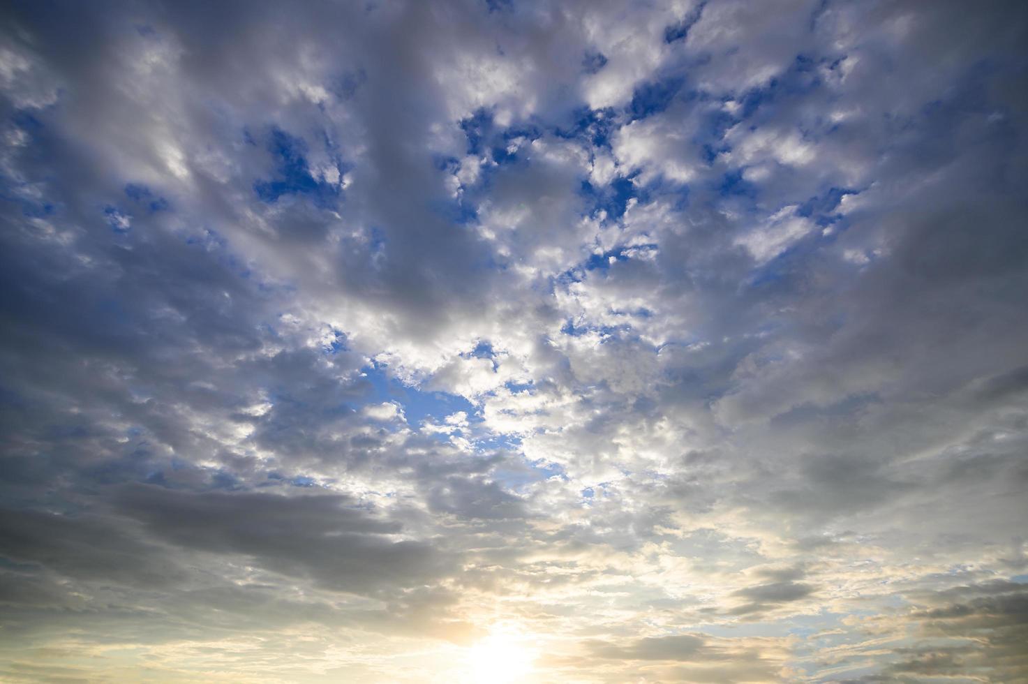 puesta de sol a través de las nubes foto