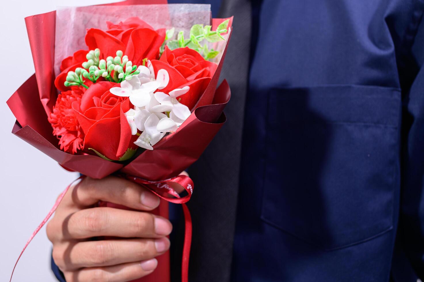 White and red bouquet photo