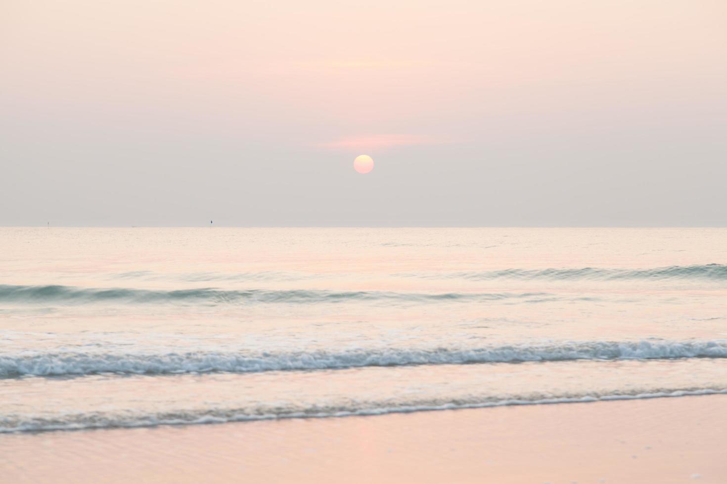 puesta de sol sobre el mar foto