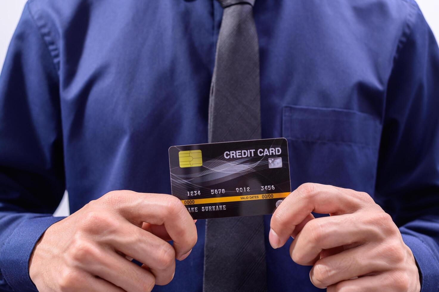 hombre con tarjeta de crédito negra foto