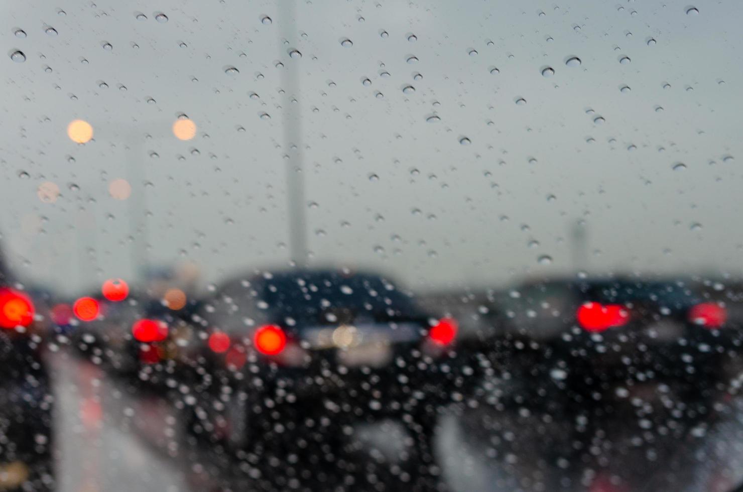 coches borrosos bajo la lluvia foto