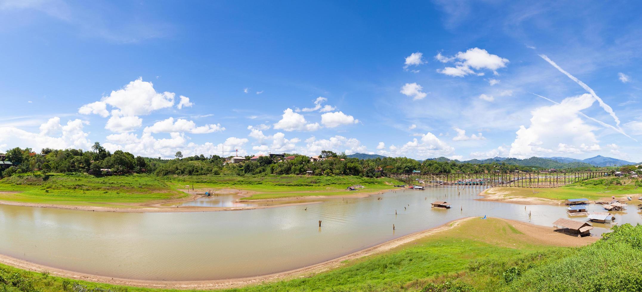 Puente sagklaburi en Tailandia foto