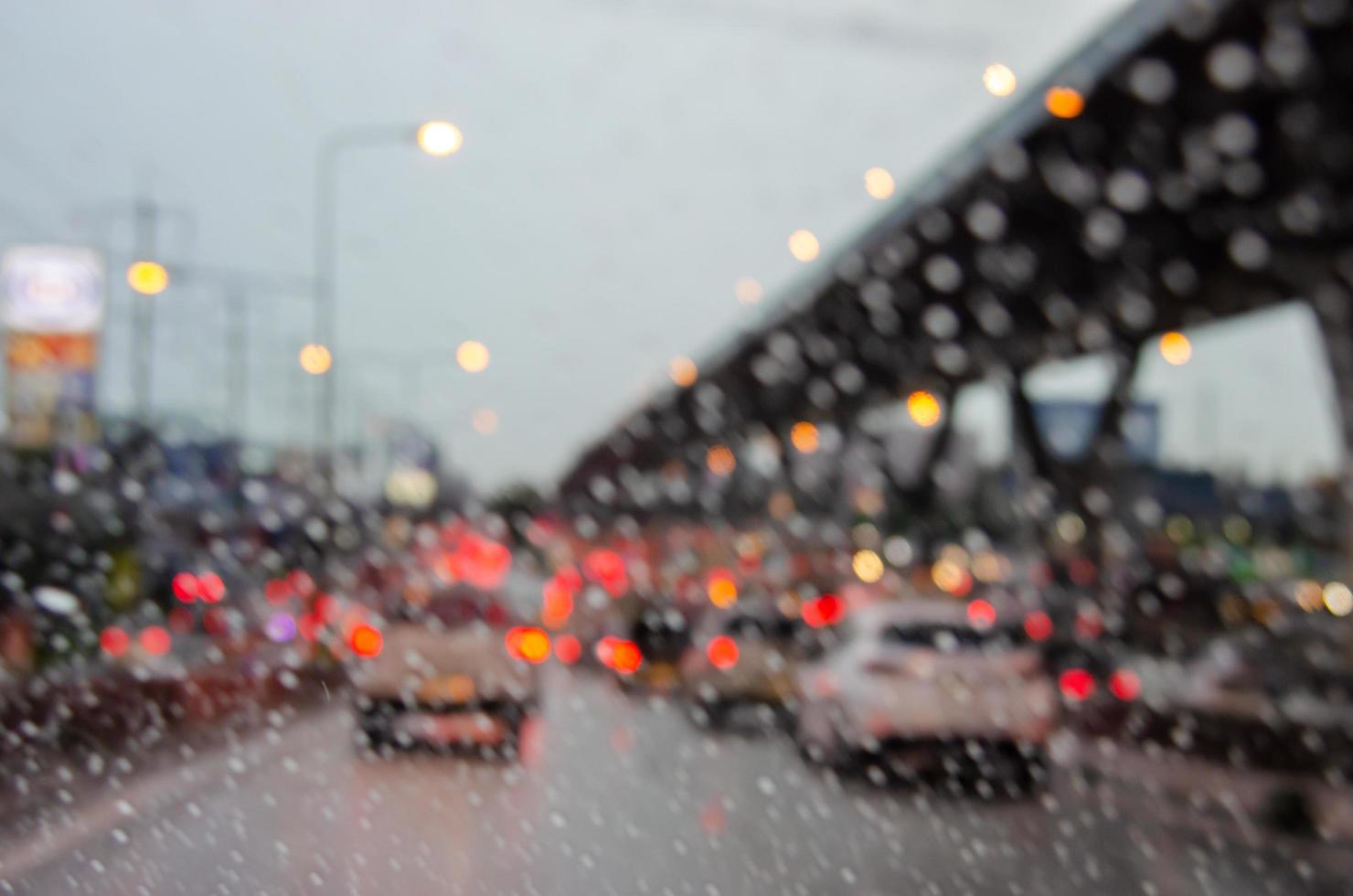 coches borrosos bajo la lluvia foto