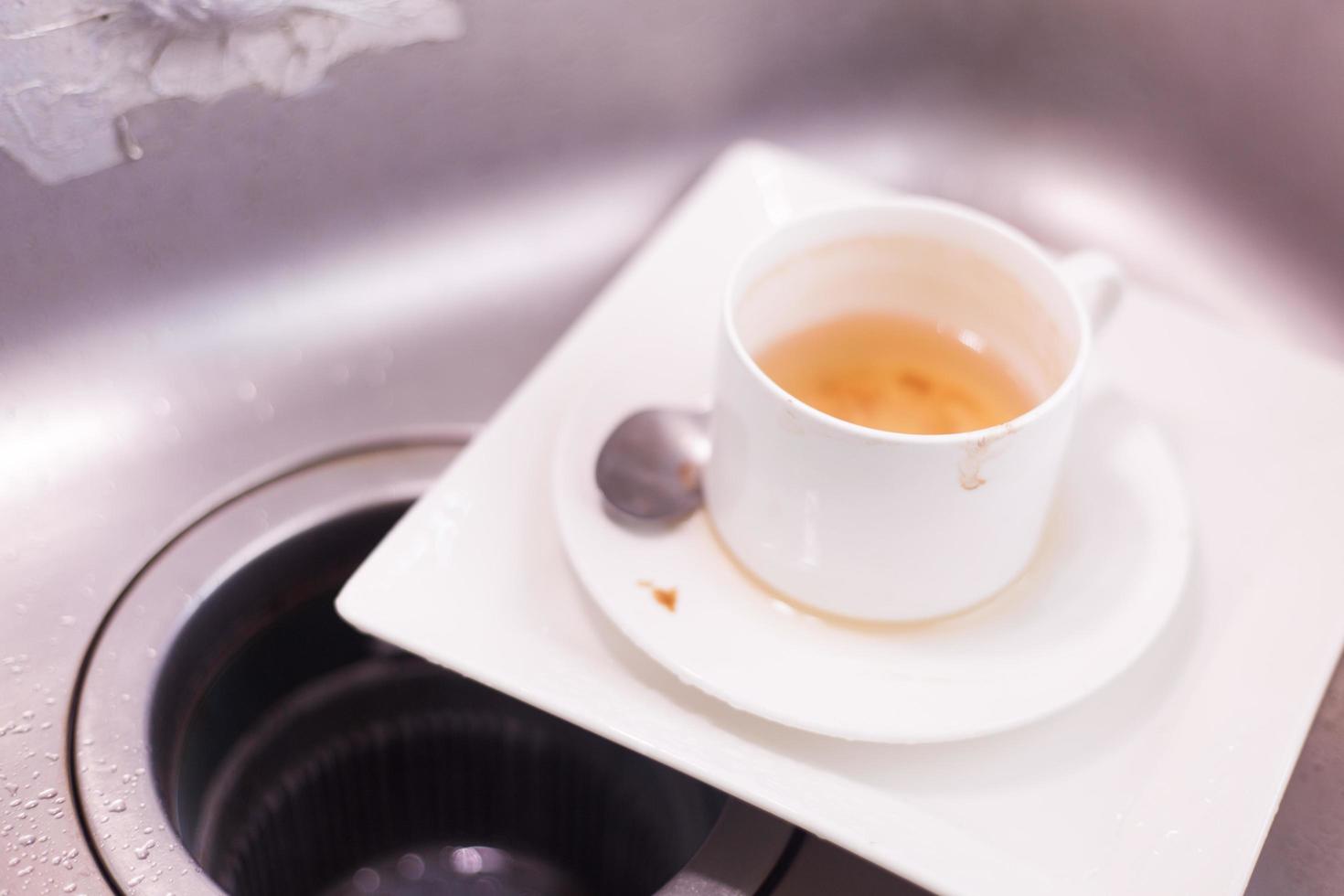 taza de té y plato blanco foto