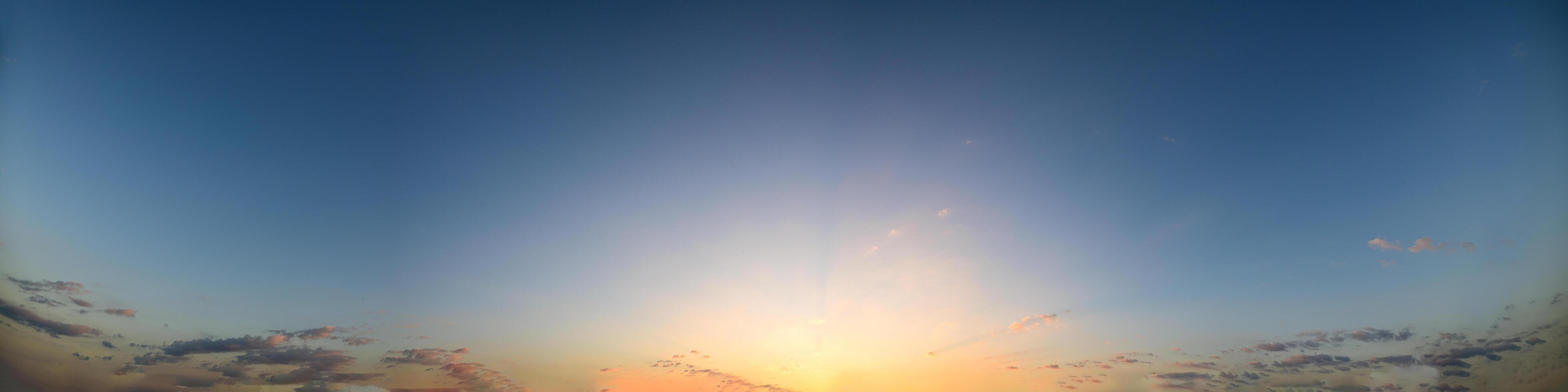 la luz del sol en la hora dorada foto