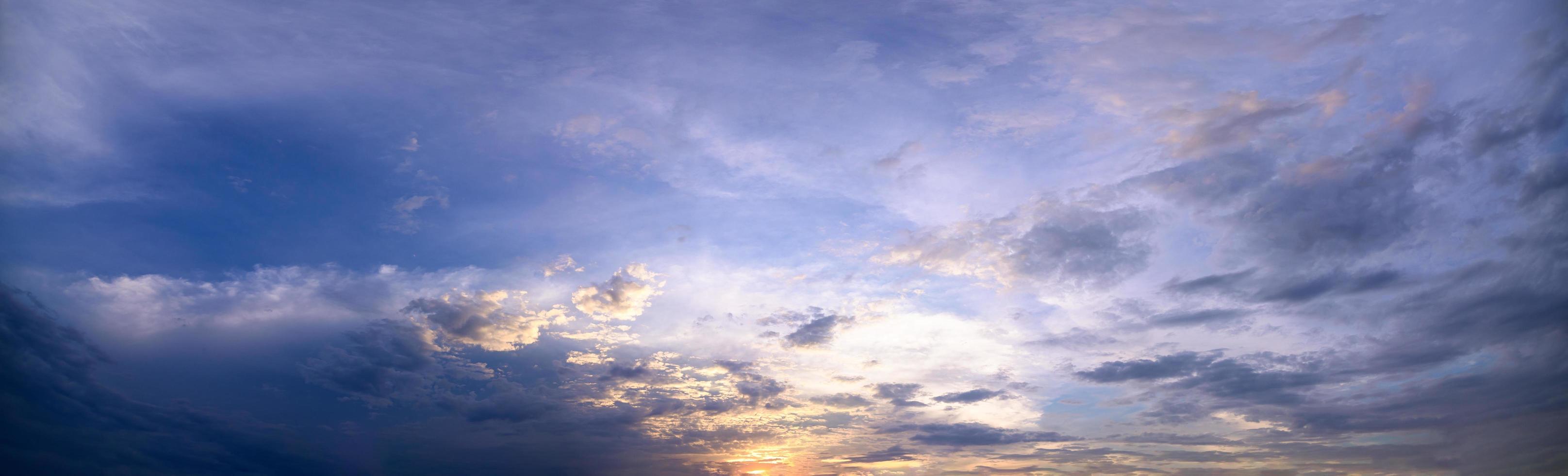 luz del sol a través de las nubes foto