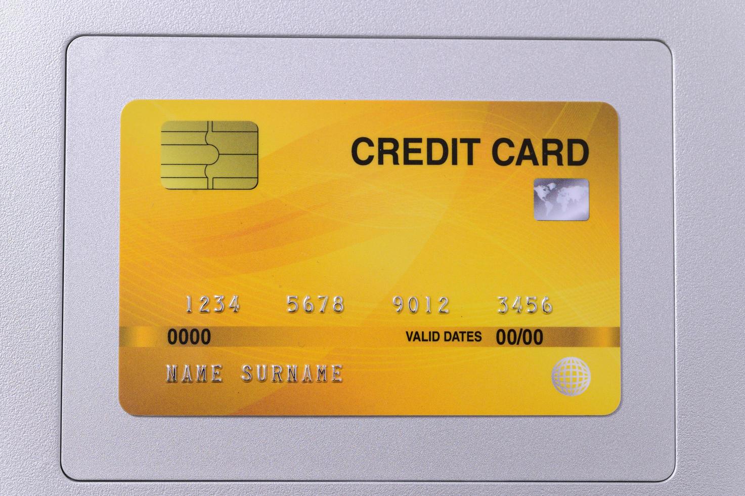 tarjeta de crédito en track pad foto