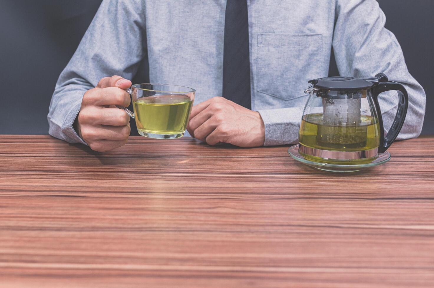 persona con una taza de té foto