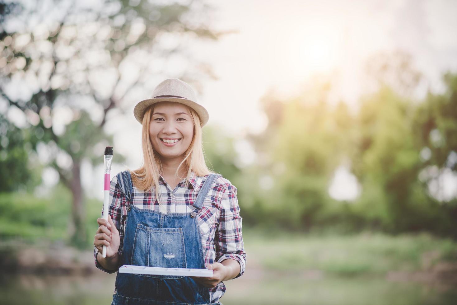 mujer joven hace un dibujo en el parque foto