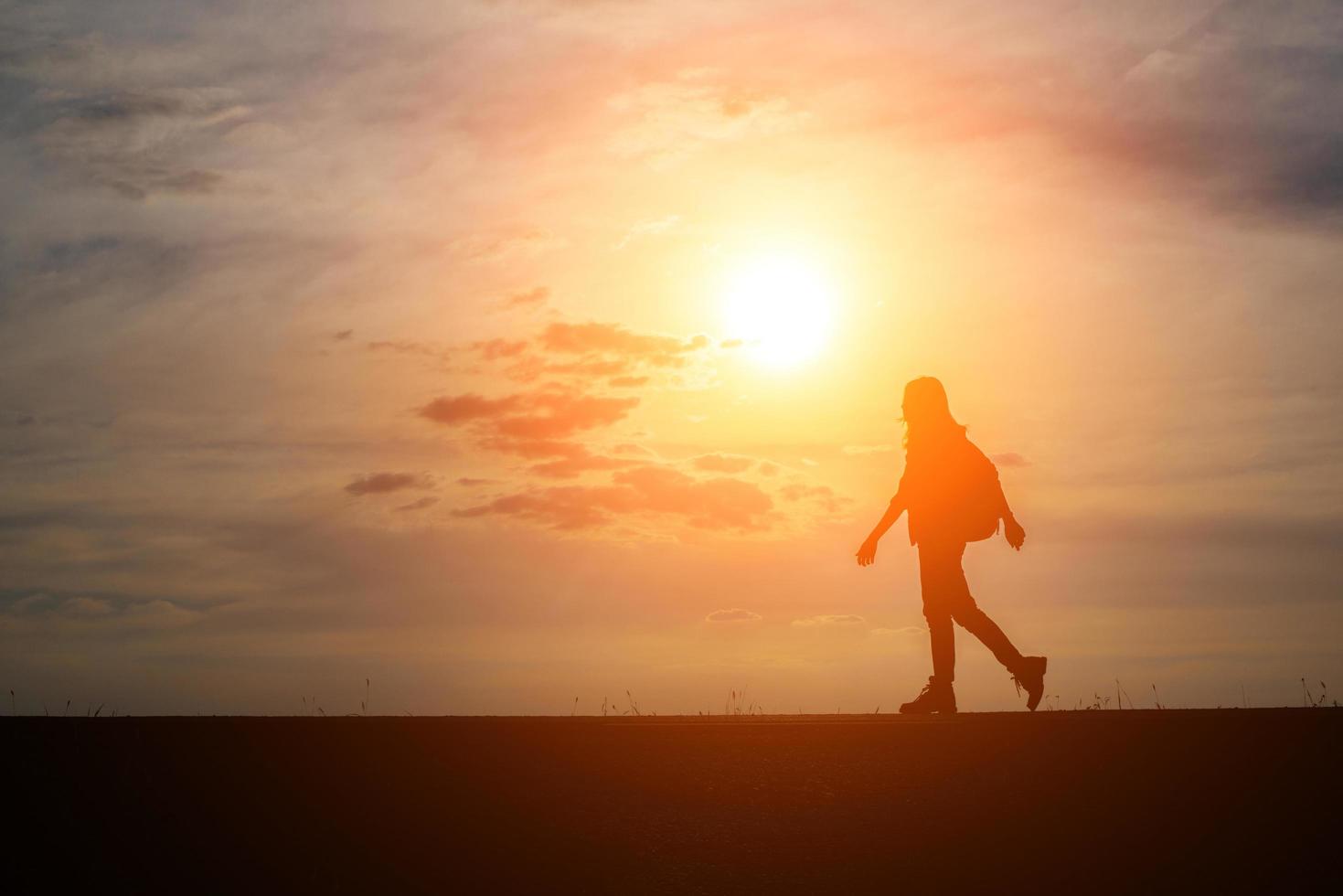 excursionista con una mochila relajarse y disfrutar del atardecer foto