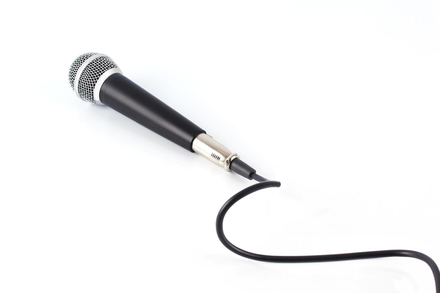 micrófono con un cable sobre un fondo blanco foto