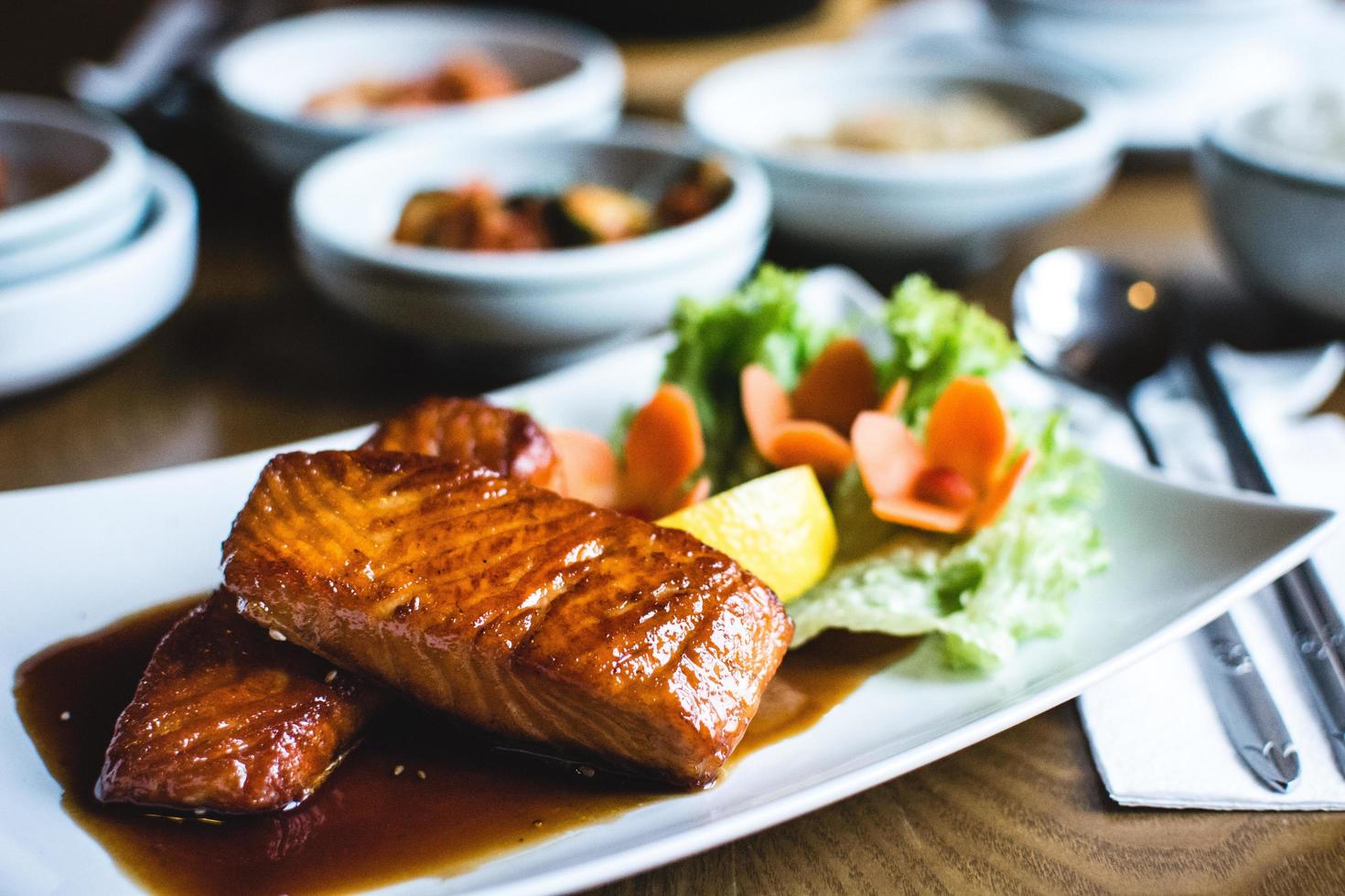 salmón frito coreano con salsa de soja dulce foto