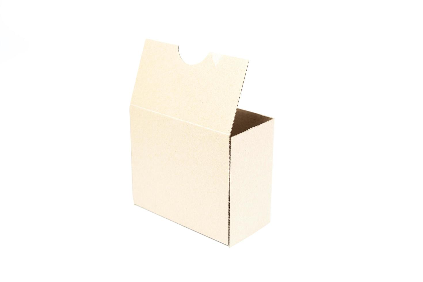 Caja de papel beige sobre fondo blanco. foto