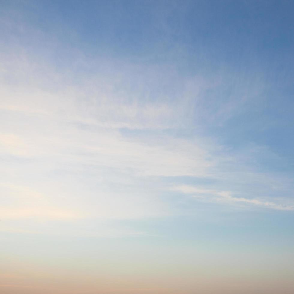 nubes y cielo al amanecer foto