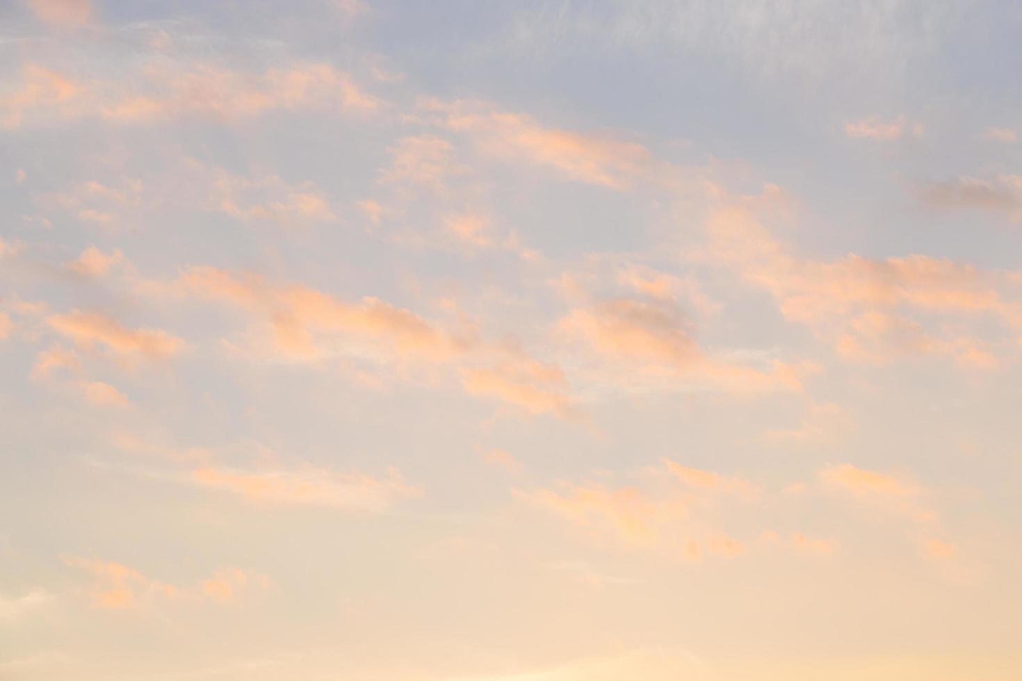 nubes y cielo al amanecer foto