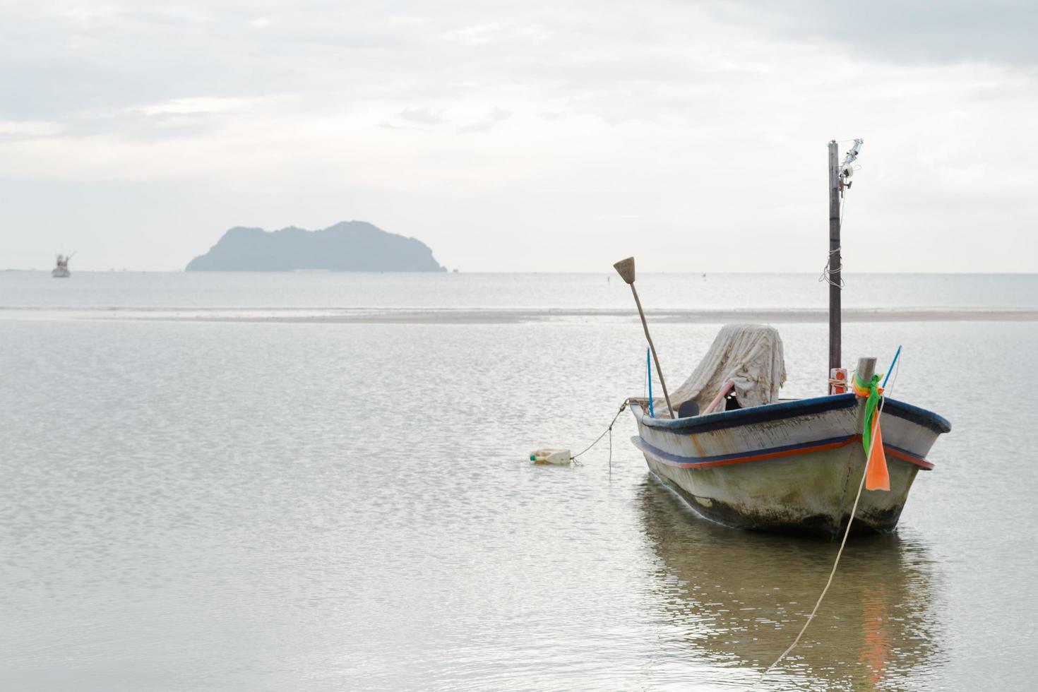 pequeño bote de pesca en la playa foto