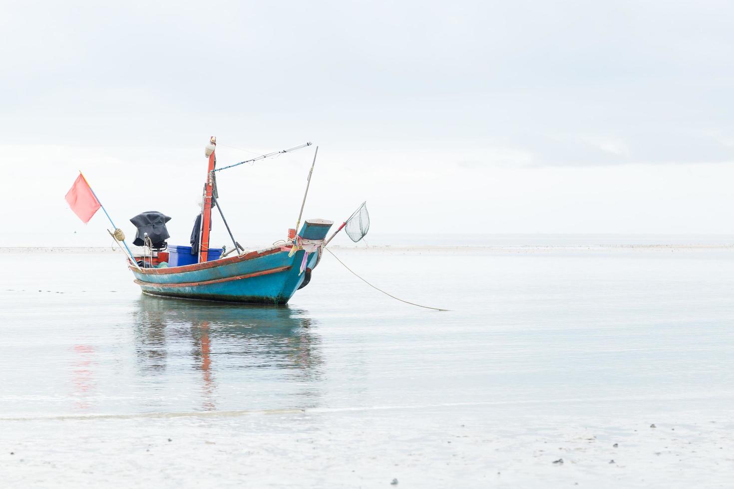 pequeño bote de pesca en la playa foto