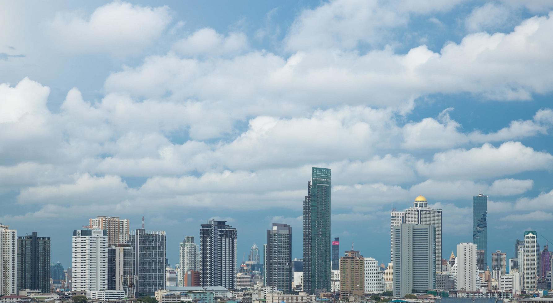 edificios en el centro de bangkok foto