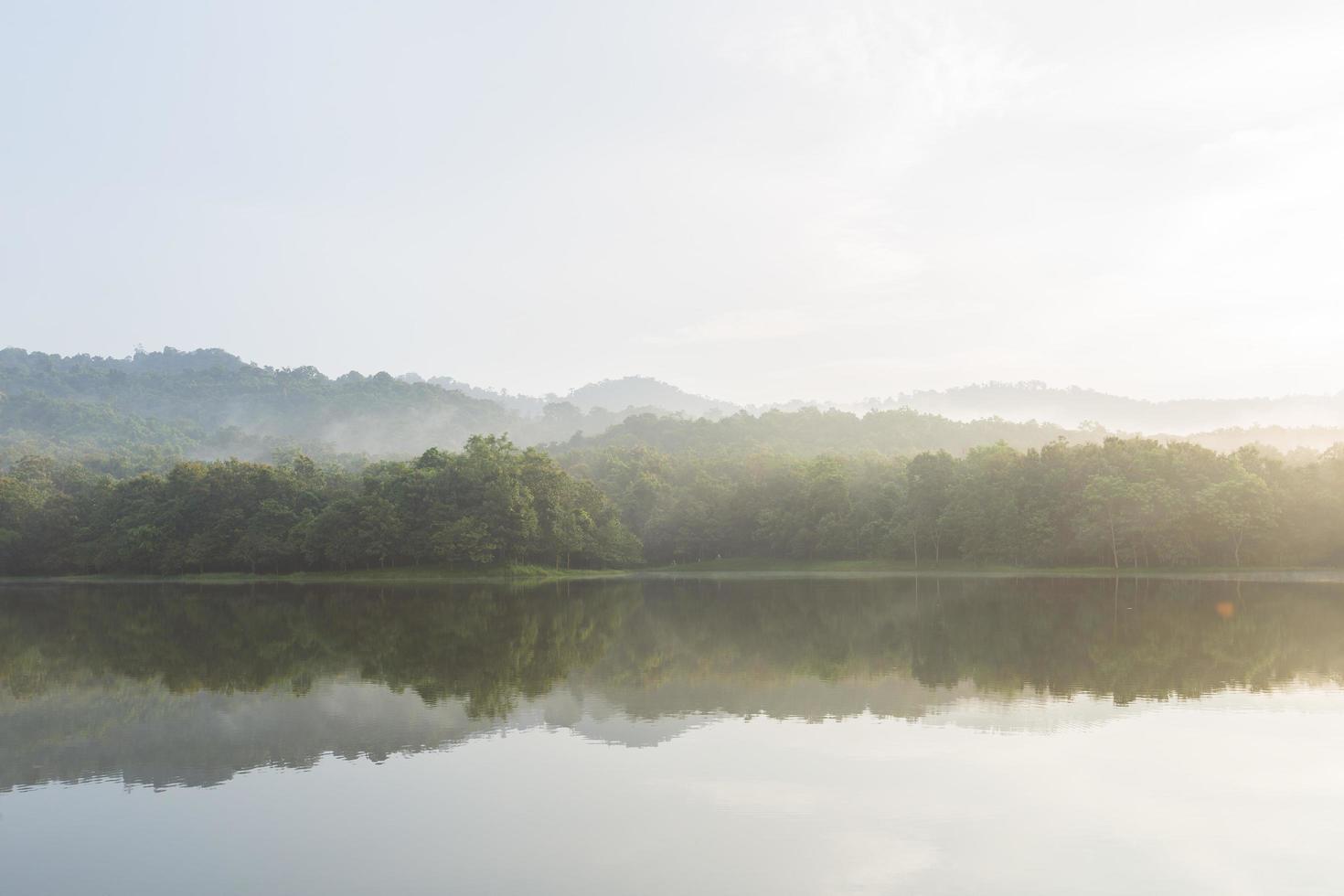 embalse en tailandia foto