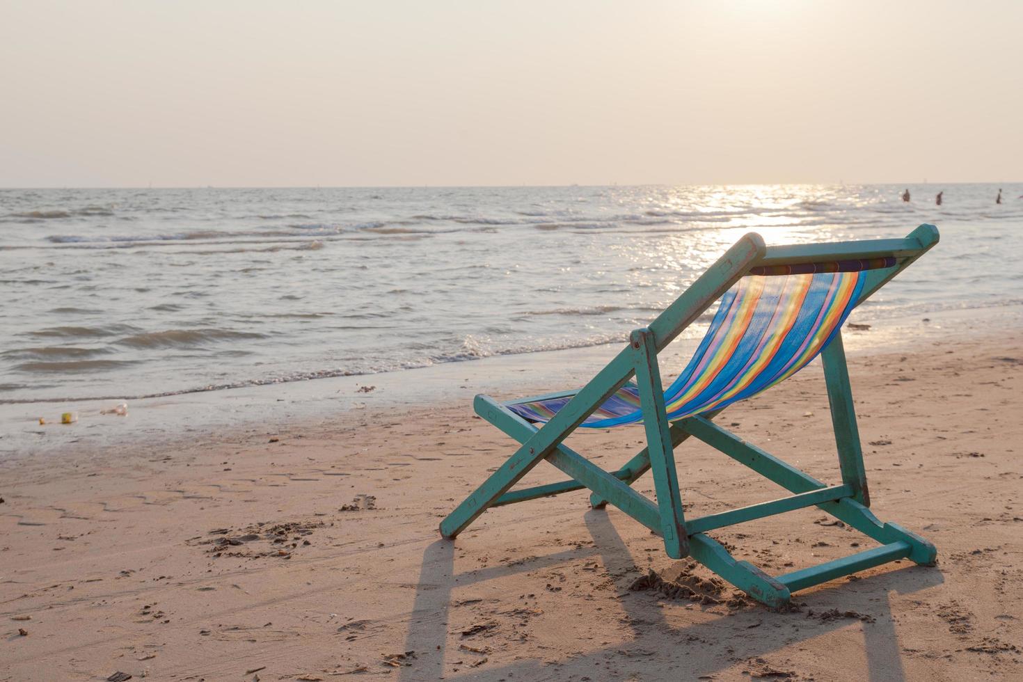silla de playa en la playa en tailandia foto