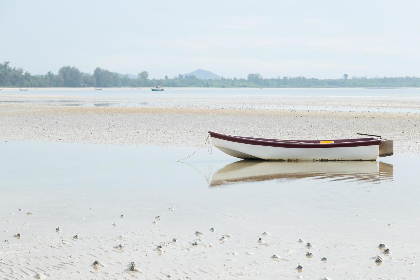 pequeño bote de pesca en la playa foto