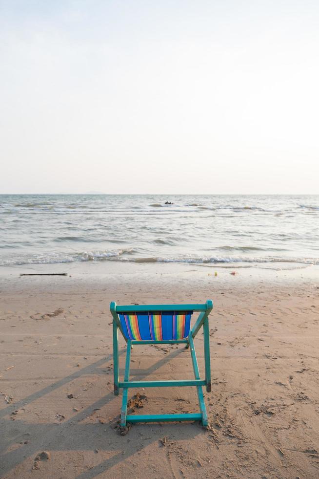 silla de playa en la playa en tailandia foto