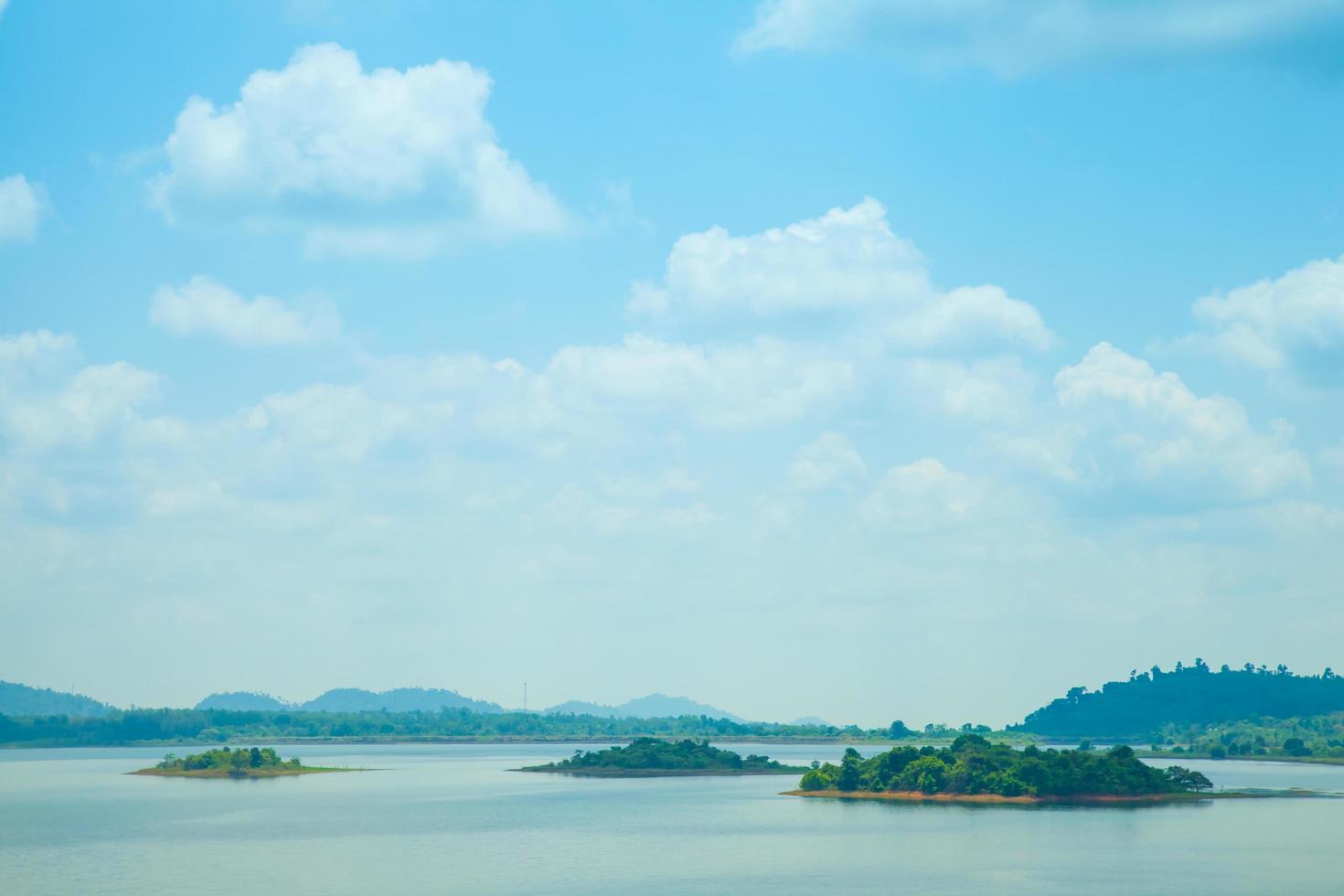 islas en el mar en tailandia foto