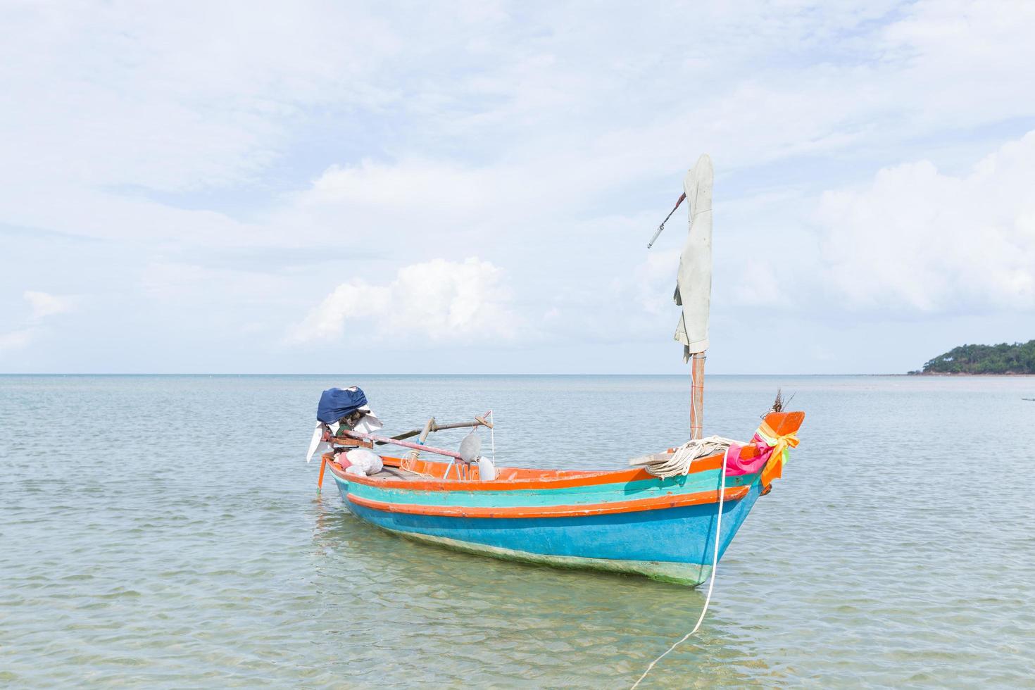 pequeño bote de pesca en la playa foto