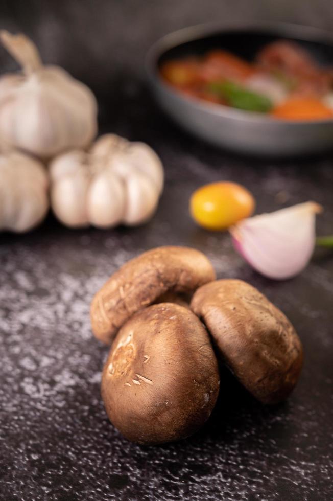 hongos shiitake con ajo y cebolla morada foto