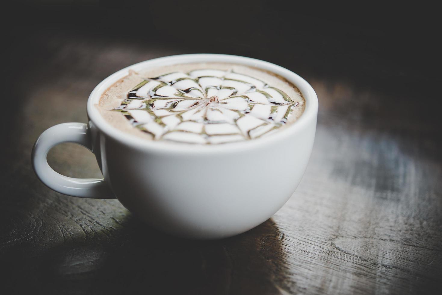 taza de café en una mesa de madera foto