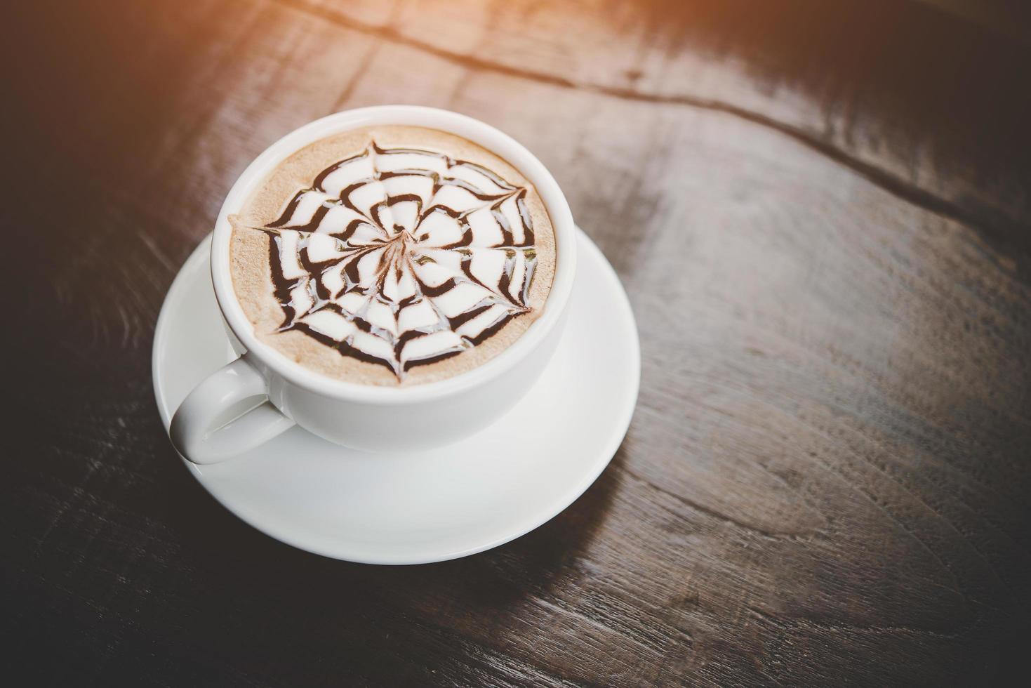 taza de café en una mesa de madera foto