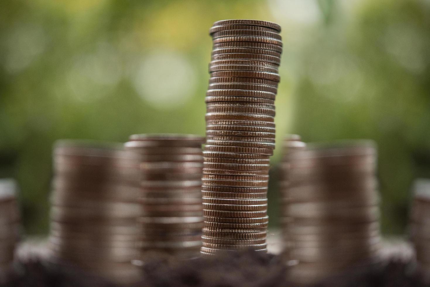 una pila de monedas en la naturaleza verde foto