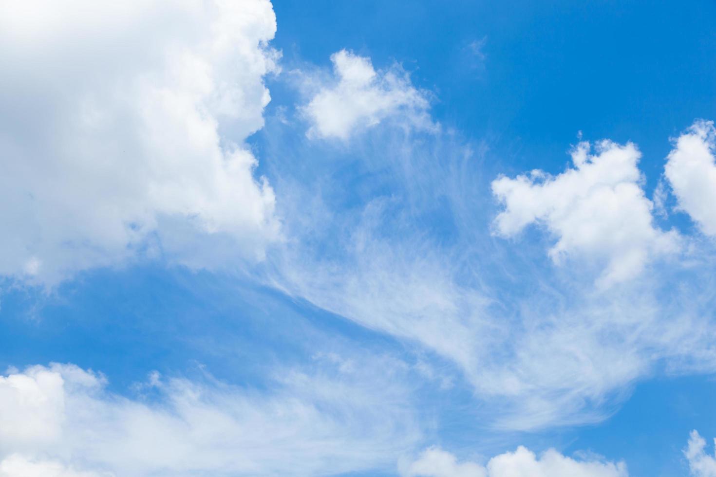 nubes y cielo azul foto