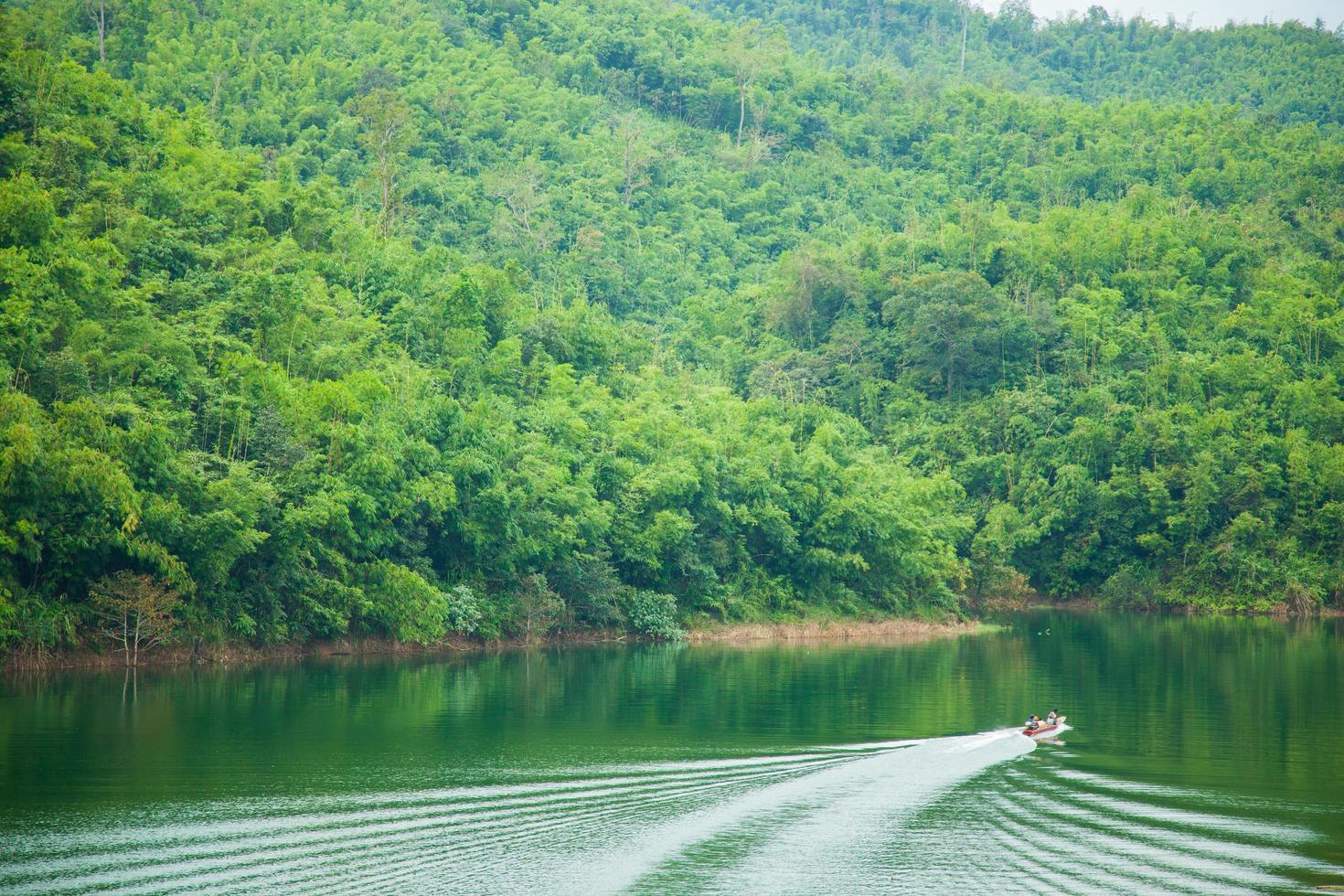 bote en el río foto