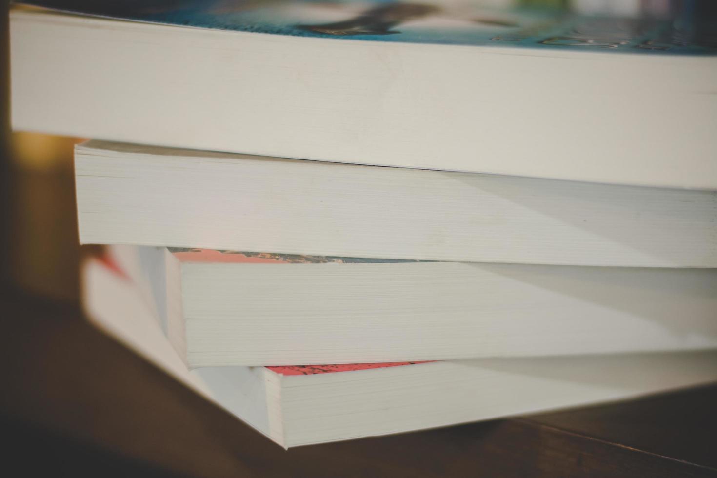 Close-up de una pila de libros sobre una mesa de madera foto