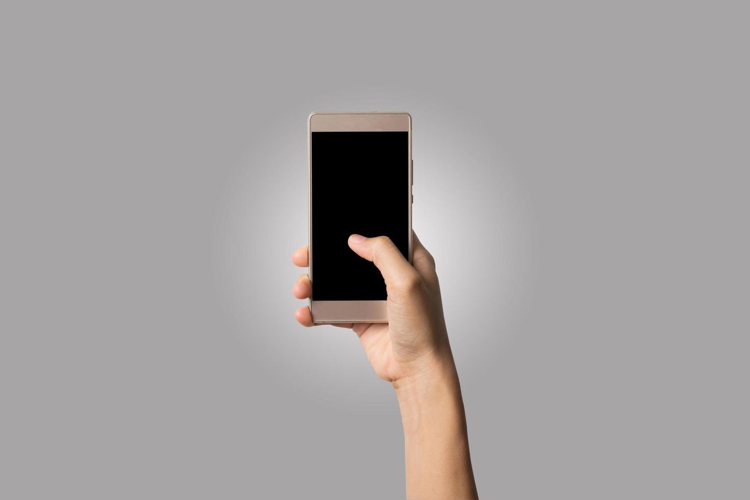 Close-up de la mano de una mujer sosteniendo un teléfono aislado sobre fondo blanco. foto