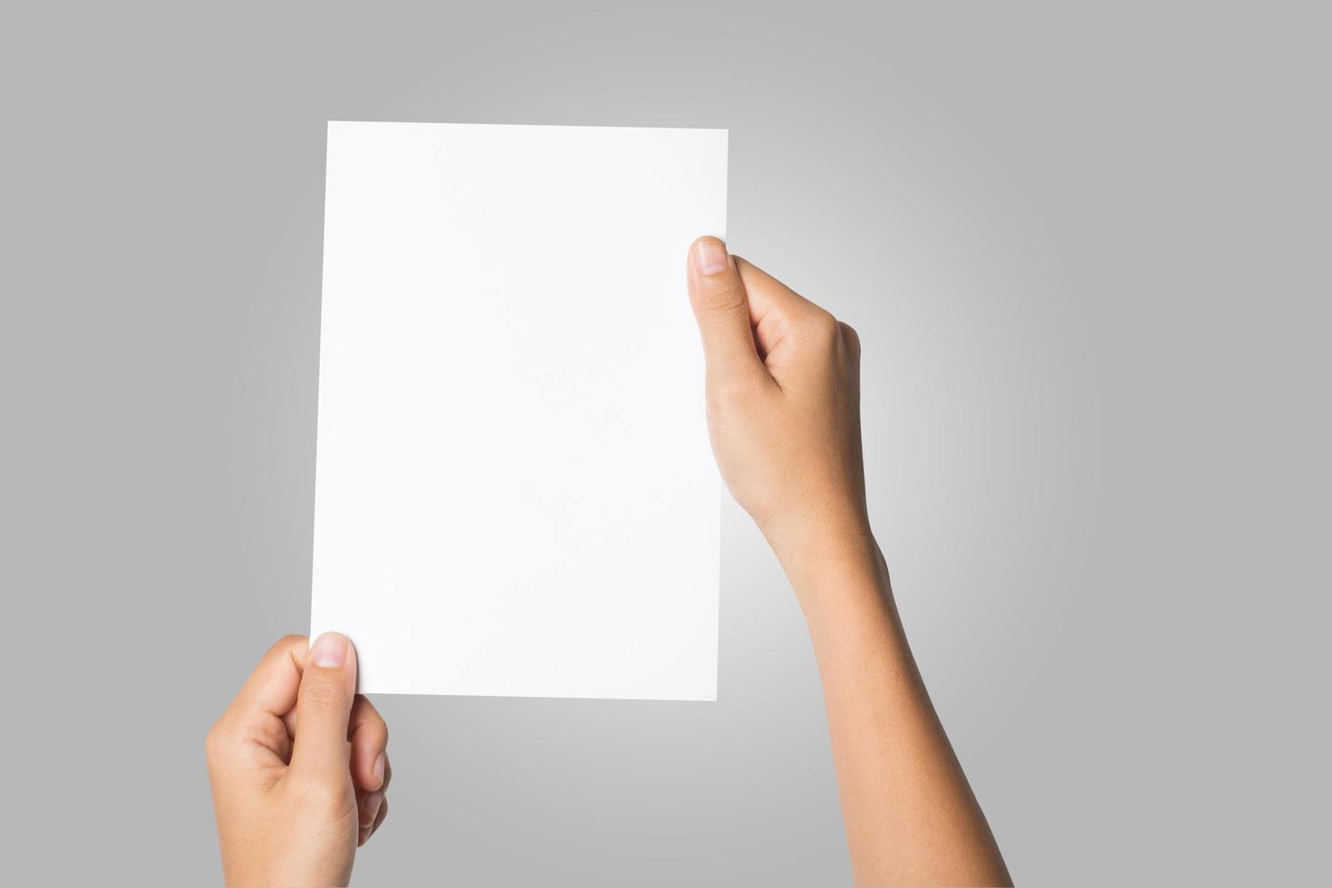 Close-up de la mano de una mujer sosteniendo papel en blanco aislado sobre fondo blanco. foto