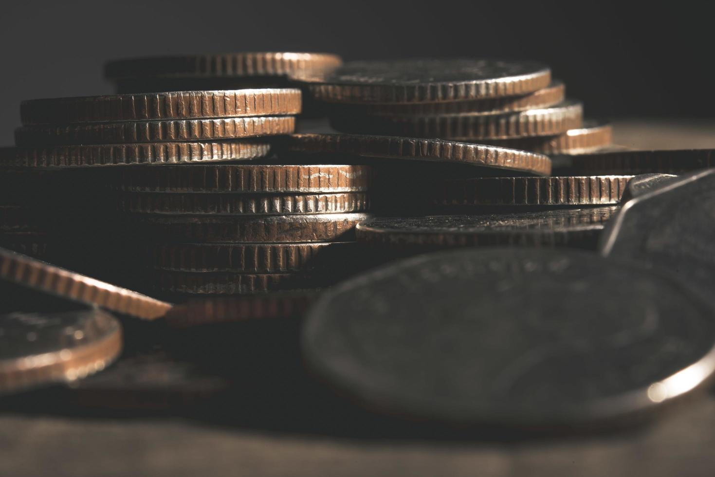 Pilas de monedas aisladas sobre fondo blanco. foto