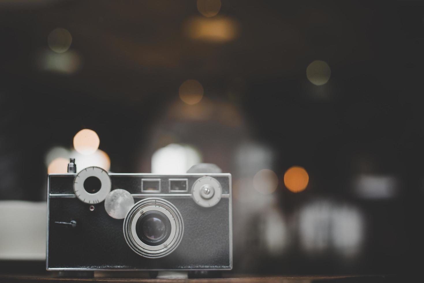 Cámara vintage o retro en una mesa de madera en un café foto