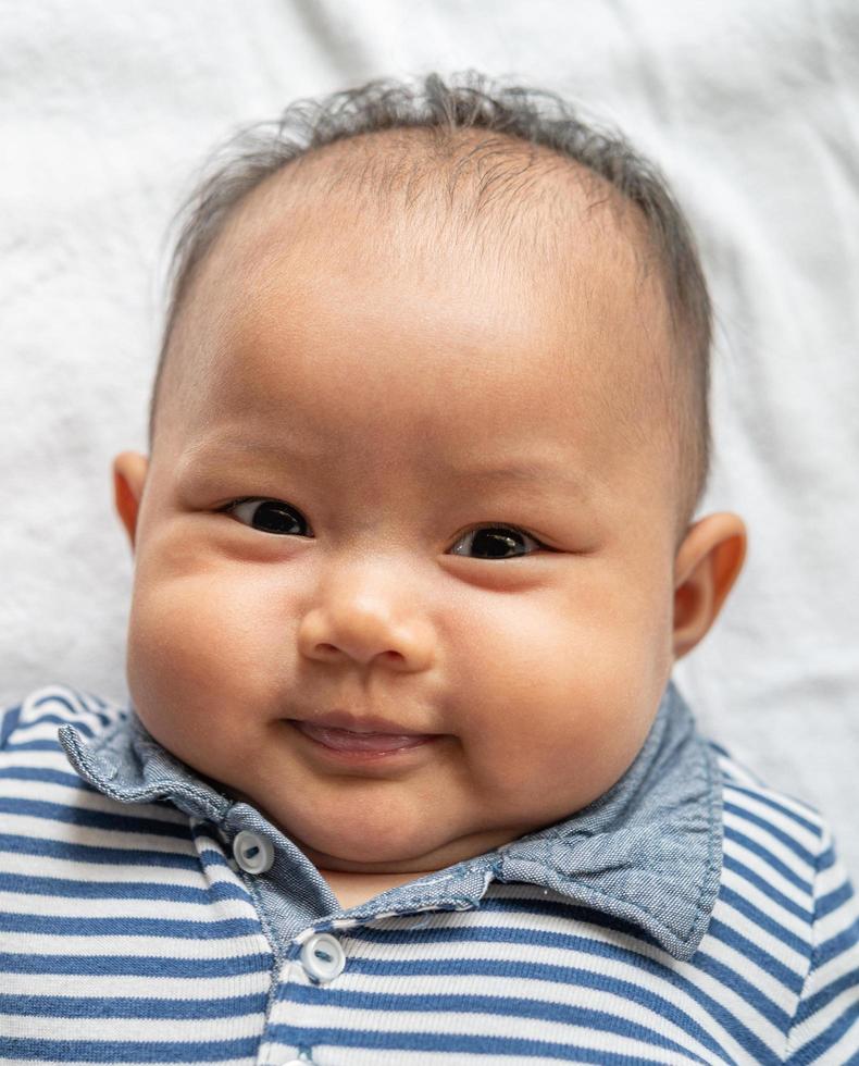 bebe sonriendo feliz foto