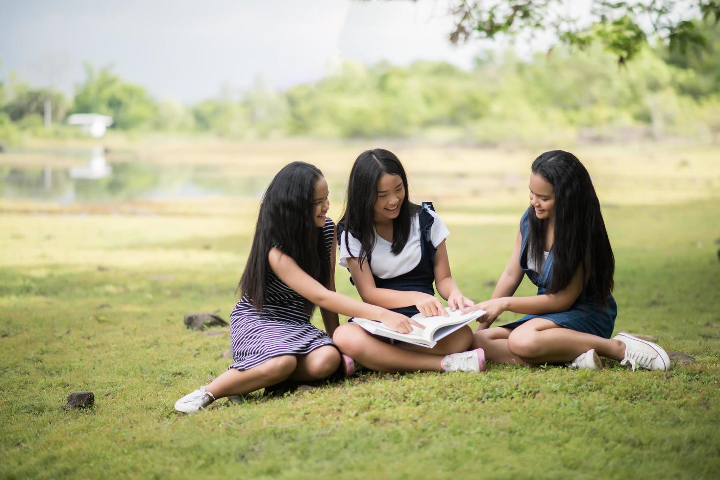 jóvenes estudiantes se preparan para un examen en el parque foto