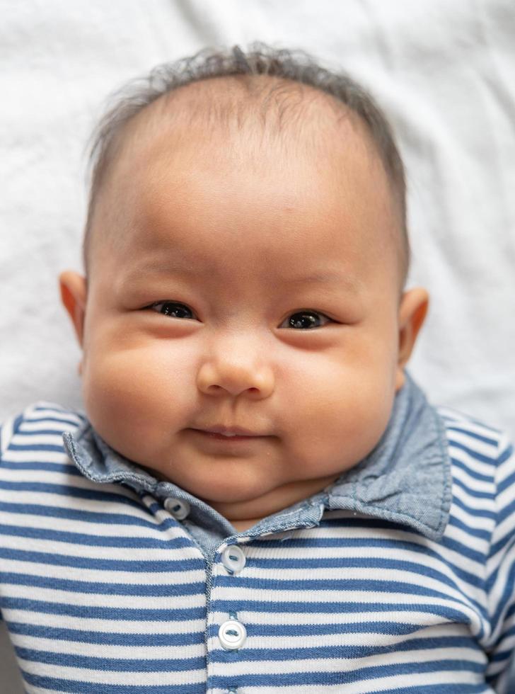 bebe sonriendo feliz foto