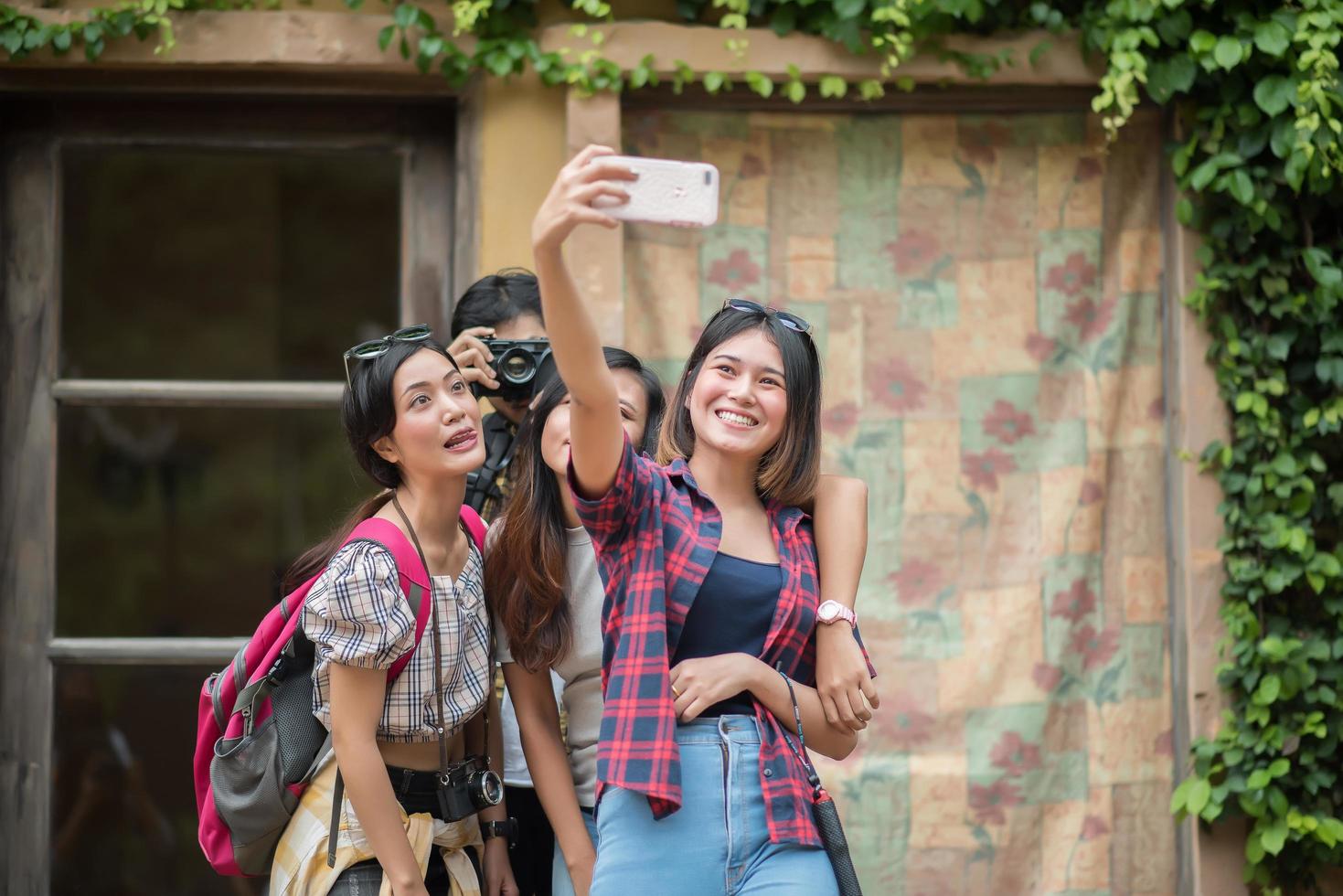 Grupo de amigos tomando un selfie en una calle urbana divirtiéndose juntos foto